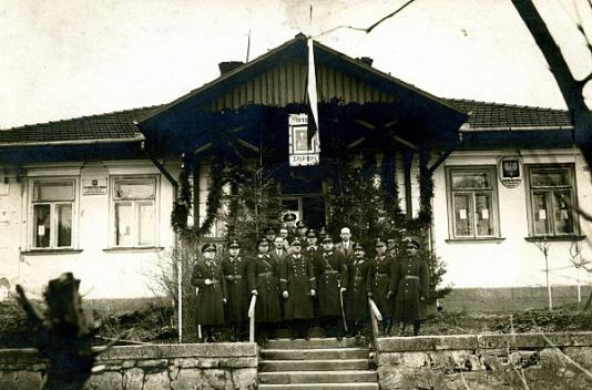 Policjanci przed budynkiem Komendy Policji w Dolinie (woj. stanisławowskie) w dniu imienin Marszałka Józefa Piłsudskiego