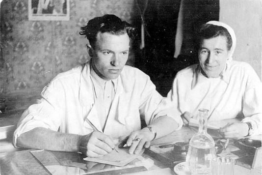 Zofia Malinowska i doktor Josef Gowrow podczas pracy w izbie przyjęć przy jednym z zakładów pracy Komi (ZSRR).