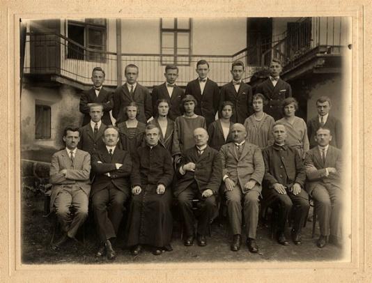 Pamiątkowa fotografia maturzystów i grona pedegogicznego szkoły w Brzesku. Uczniowie byli ochotnikami w wojnie polsko-bolszewickiej w 1920 roku. W drugim rzędzie pierwszy od lewej stoi Stanisław Cisek.