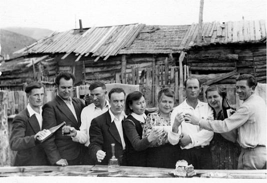 Grupa byłych zesłańców przebywających na tzw. wolnej zsyłce w Budionnym (Kołyma, ZSRR).