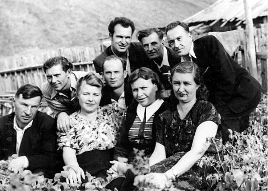 Grupa byłych zesłańców w Budionnym (Kołyma, ZSRR).