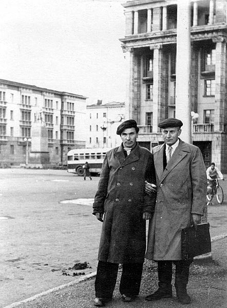 Byli więźniowie łagrów przed hotelem w Norylsku (Krasnojarski Kraj, ZSRR).