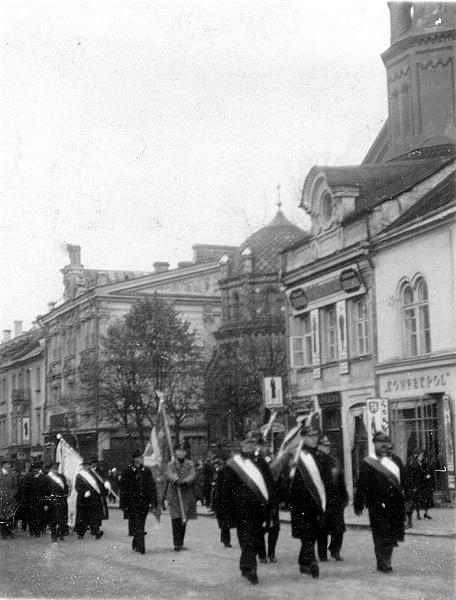 Uroczysty pochód ulicami Wilna w rocznicę uchwalenia Konstytucji 3 Maja.