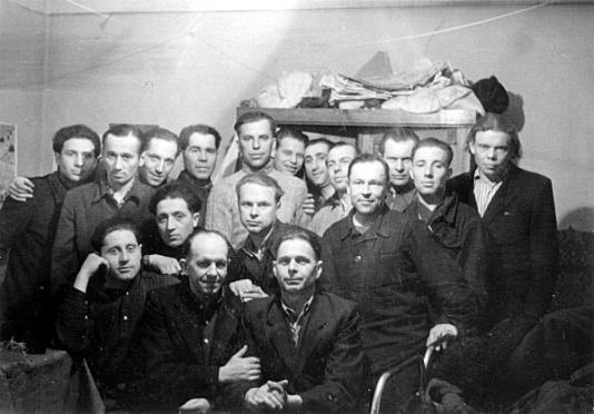 Grupa byłych więźniów z łagrów Workuty (Komi, ZSRR) oczekujących na powrót do kraju.