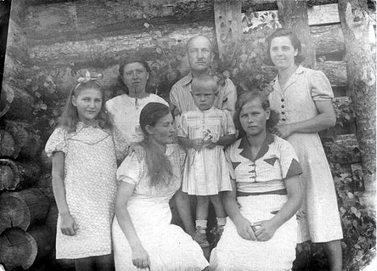 Grupa zesłańców z dziećmi przed jednym z baraków mieszkalnych w Kostousowie (rej. Reż, okr. Swierdłowsk, ZSRR). 