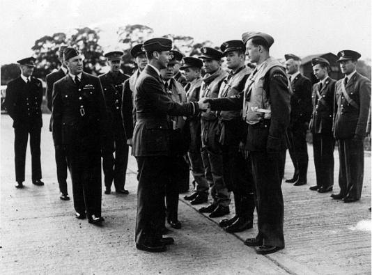 Król Anglii Jerzy VI wizytuje polskich pilotów z Dywizjonu 303 w bazie lotniczej RAF w Northolt pod Londynem.