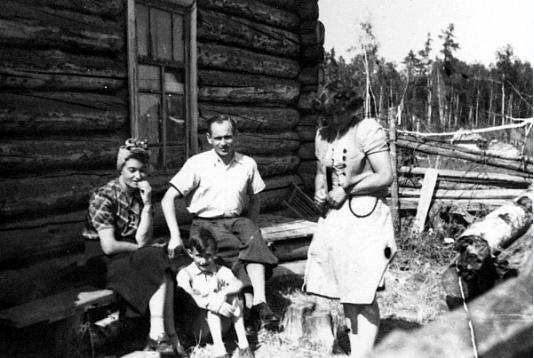 Rodzina Pełczyńskich i sąsiadka (pierwsza od prawej) przed domem w posiołku 45, Pierierożdienie (rej. Sierowsk, obw. Swierdłowsk, ZSRR).