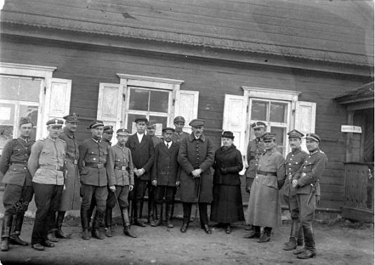 Delegacja z Sochaczewa w gronie oficerów 5 Pułku Piechoty Legionów na Łotwie, czwarty od prawej stoi dowódca pułku major Jerzy Dobrodzicki.