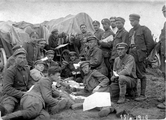 5 Pułk Piechoty Legionów stacjonujący na Litwie, rozdawanie poczty.