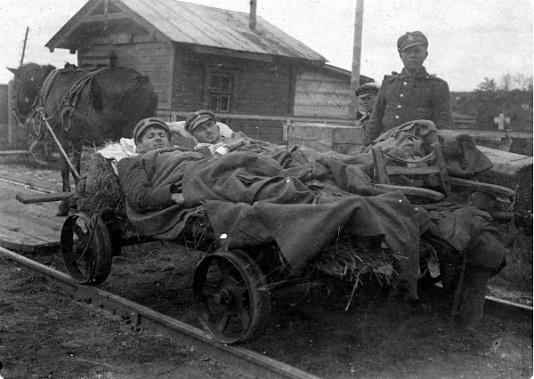 Oficerowie 5 Pułku Piechoty Legionów ranni w potyczce z bolszewikami pod Chwastowem (Ukraina) przewożeni drezyną konną do czołówki sanitarnej.