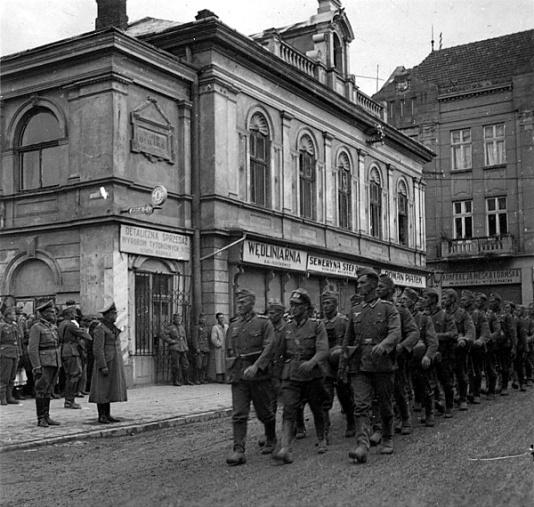 Dowódca 57 Dywizji Piechoty Generał-major Oskar Blumm przyjmuje defiladę żołnierzy Wehrmachtu w Sanoku.
