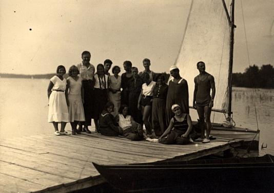 Uczestnicy obozu żeglarskiego dla harcerzy w Trokach (woj. wileńskie), kadra instruktorska i młodzież na pomoście nad Jeziorem Trockim.