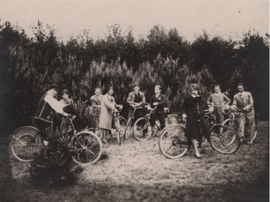 Grupa młodzieży podczas wycieczki rowerowej w okolicach Łyskowa (pow. Wołkowysk, woj. białostockie).