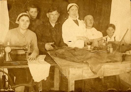 Polscy zesłańcy pracownicy warsztatu krawieckiego w miejscowości Sientasz lub Sintasz (obw. Semipałatyńsk, Kazachstan, ZSRR), w którym szyto brezentową odzież dla górników.