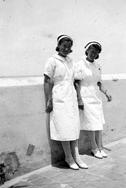 Pracownice szpitala wojskowego w Aleksandrii (Egipt). Alfreda Wiśniewska (później Jankowska) na tarasie szpitala z Itą Kwiatkowską.