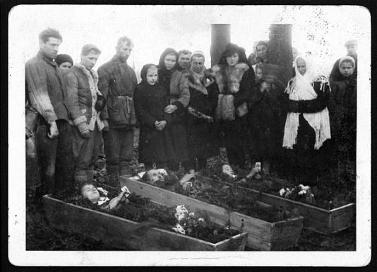 Pogrzeb członków rodziny Jaremowiczów z Żeżawy (pow. Zaleszczyki, woj. stanisławowskie), zamordowanych 11 listopada 1944 przez oddział Ukraińskiej Powstańczej Armii (UPA).