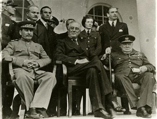 Konferencja w Teheranie - Spotkanie przywódców koalicji antyhitlerowskiej w Teheranie (Persja). Siedzą od lewej: Józef Stalin, Franklin Delano Roosevelt, Winston Churchill, za Stalinem stoi Wiaczesław Mołotow.