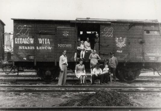 Postój transportu repatriacyjnego ze Stanisławowa na bocznicy kolejowej w Ligocie koło Katowic.