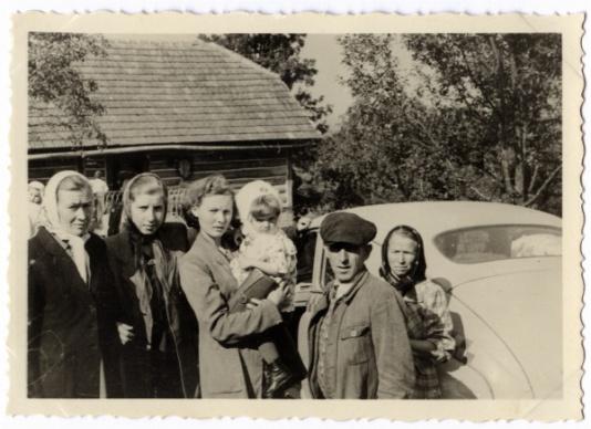 Wysiedlenie rodziny Farbotników (matki i brata Jana Farbotnika) z domu rodzinnego w Biskowicach na Ukrainie. Od lewej: NN, Janina Farbotnik , Olga Farbotnik z córeczką, Antoni Farbotnik , NN