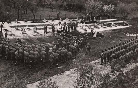 Uroczysty pogrzeb żołnierzy 2 Korpusu Polskiego, który zginęli podczas bitwy pod Monte Cassino. Podpis na odwrocie: Grzebanie poległych w walce.