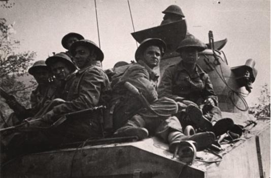 Walki 2 Korpusu Polskiego pod Monte Cassino, żołnierze na czołgu, podpis na odwrocie: Po zdobyciu Monte Cassino dalej za wrogiem. 