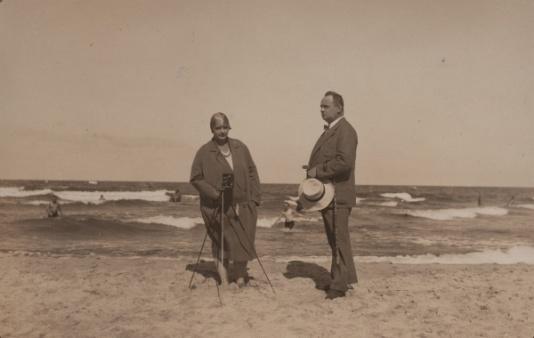Letni wypoczynek w Jastarni (Półwysep Helski), Olga i Witold Petrulewiczowie na plaży z aparatem fotograficznym na statywie.