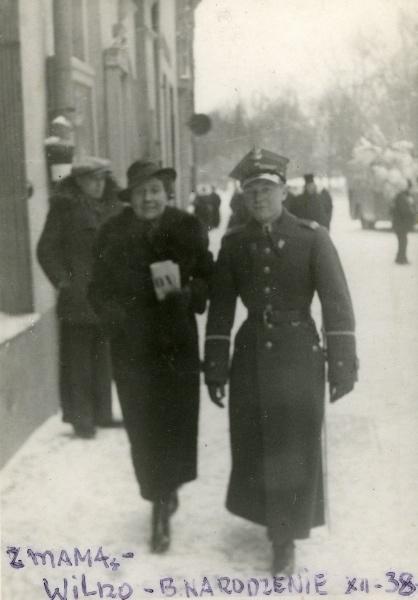 Na zdjęciu Jarosław Zdrojewski z matką podczas świątecznego spaceru ulicami Wilna.