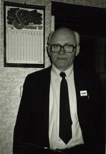 Tadeusz Kłopotowski, (1928-2003). Zdjęcie przygotowane na potrzeby kampanii wyborczej prowadzonej przez Komitet Obywatelski.