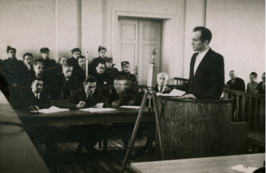 Proces III Komendy WiN w Warszawie, zeznaje płk. Wincenty Kwieciński, skazany na karę śmierci zamienioną na dożywocie (wyszedł na wolność w 1957). 