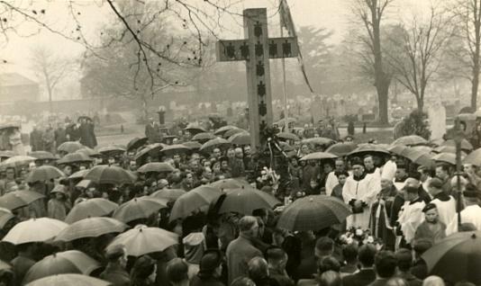 Święto Zmarłych celebrowane przez księdza infułata Bronisława Michalskiego na polskim cmentarzu w Newark (Wielka Brytania)