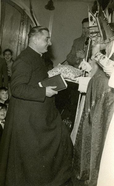 Uroczystość dwudziestopięciolecia kapłaństwa księdza kanonika Narcyza Turulskiego, kapelana w Armii Andersa i proboszcz polskiej parafii przy Devonia Road w Londynie (Wielka Brytania), 21 grudnia 1955