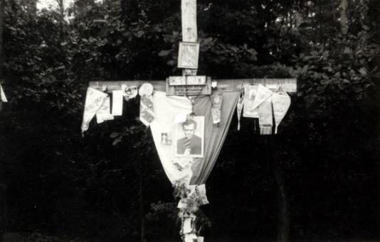Krzyż postawiony we wsi Górsk koło Torunia, w miejscu uprowadzenia 19 października 1984 księdza Jerzego Popiełuszki przez trzech funkcjonariuszy Służby Bezpieczeństwa: Grzegorza Piotrowskiego, Leszka Pękalę i Waldemara Chmielewskiego.