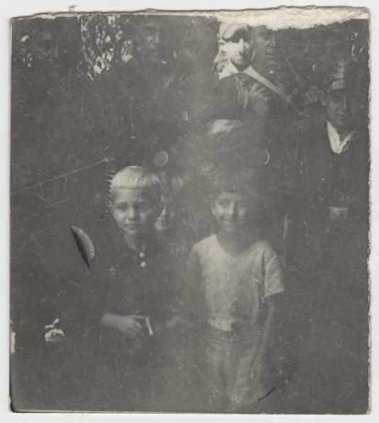 Powstańcy idący z Kampinosu na odsiecz Warszawie, w środku stoją trzej chłopcy, od lewej: Witold Rumel, Andrzej Rumel i Marcin Jabłoński.