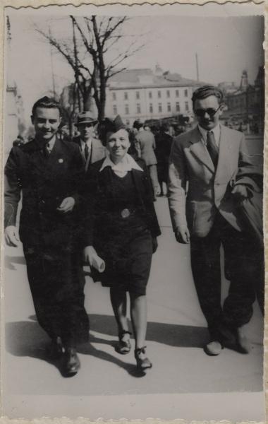 Polscy uchodźcy w Rumunii podczas II wojny światowej. Od lewej Tadeusz Gaydamowicz, Alicja Marynowicz i Tadeusz Pytel na placu przed uniwersytetem w Bukareszcie.