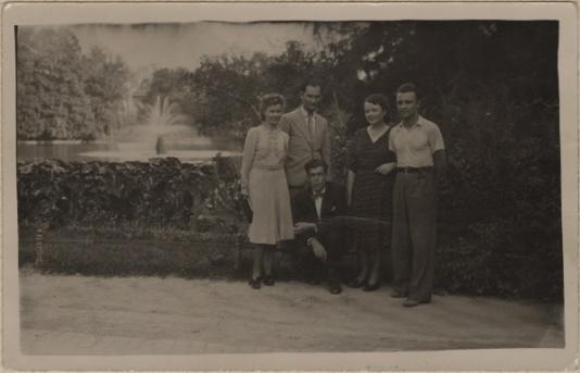 Polscy uchodźcy w Rumunii podczas II wojny światowej. Tadeusz Gaydamowicz [pierwszy z prawej] na spacerze w Parku Cismigiu w Bukareszcie