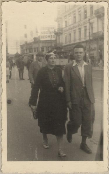 Polscy uchodźcy w Rumunii podczas II wojny światowej. Tadeusz Gaydamowicz z matką podczas spaceru w Bukareszcie.