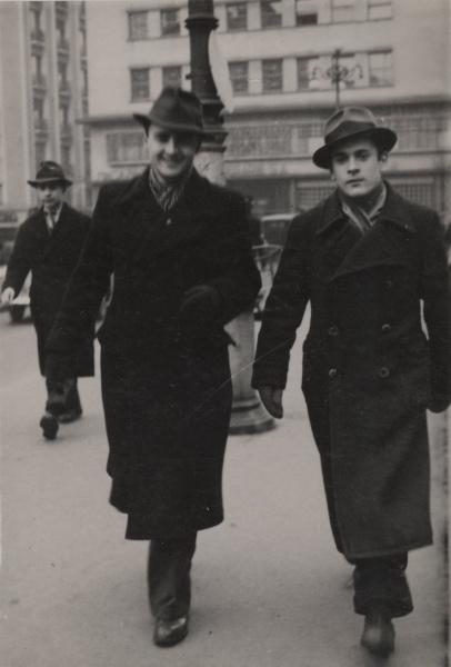 Polscy uchodźcy w Rumunii podczas II wojny światowej. Tadeusz Gaydamowicz i Romek Floraus podczas spaceru w Bukareszcie.