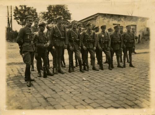 Oddział Legionów Polskich na dworcu kolejowym w Warszawie, jesienią 1917