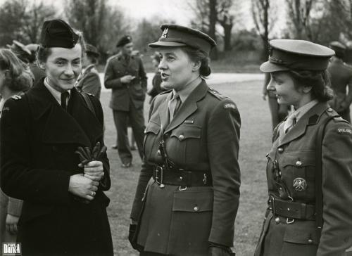 Promocja w szkole Pomocniczej Wojskowej Służby Kobiet, 4 listopada 1945