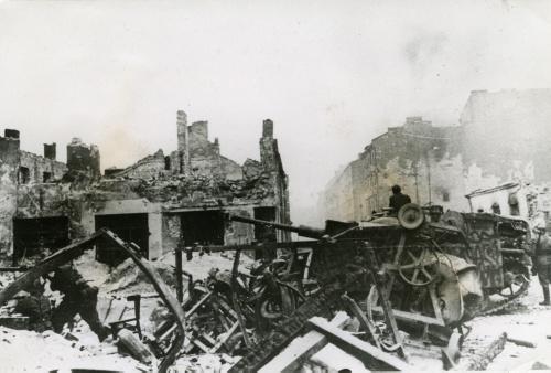 Barykada powstańcza w Warszawie, w październiku 1944