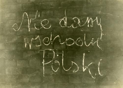 Napis na murze w wojennej Warszawie, w marcu 1944