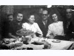 Przyjęcie weselne w Norylsku (Krasnojarski Kraj, ZSRR) byłych więźniów sowieckich łagrów Hanny Górskiej i Kazimierza Pocześniaka. Siedzą od lewej: NN, Aniela Kubiak, Helena Stańczyk, małżonkowie oraz NN.