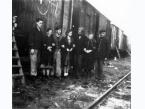 Rampa dworca kolejowego w Wołkowysku (ZSRR). Rodzina Ksieniewiczów w czasie powrotu z zesłania w Związku Radzieckim do kraju.