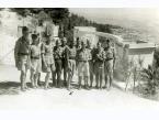 Żołnierze 2 Korpusu Polskiego na tle amfiteatru uniwersytetu żydowskiego na górze Skopus w Palestynie. Wśród zebranych podporucznik Bronisław Brzezicki (w środku, zaznaczony iksem)
