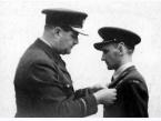 Generał William Sholto-Douglas, dowódca lotnictwa myśliwskiego RAF, dekoruje kapitana Tadeusza Koca Krzyżem DFC (Distingnished Flying Cross) w siedzibie Dywizjonu 303 w Northolt (Londyn, Wielka Brytania)