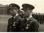Piloci major Wojciech Kołaczkowski (z lewej) i kapitan Tadeusz Koc odznaczeni Krzyżem DFC (Distingnished Flying Cross).