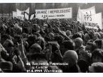 Uczestnicy obchodów 45 rocznicy powstania w getcie warszawskim demonstrują znak V, symbol wolności.