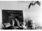 Lekcja w polskiej szkole w Campulung-Muscel. Uczeń piszący na tablicy.