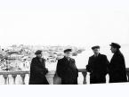 Byli więźniowie łagrów powracający do kraju. Na moście nad Amurem w Chabrowsku (ZSRR) stoją od lewej M. Wigierski, Józef Romański, Myślin, Ogrodnik.
