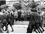 Przemarsz ochotników do 14 Dywizji Strzeleckiej SS-Galizien przed gmachem Teatru Narodowego we Lwowie (dystrykt Galicja, Generalna Gubernia).